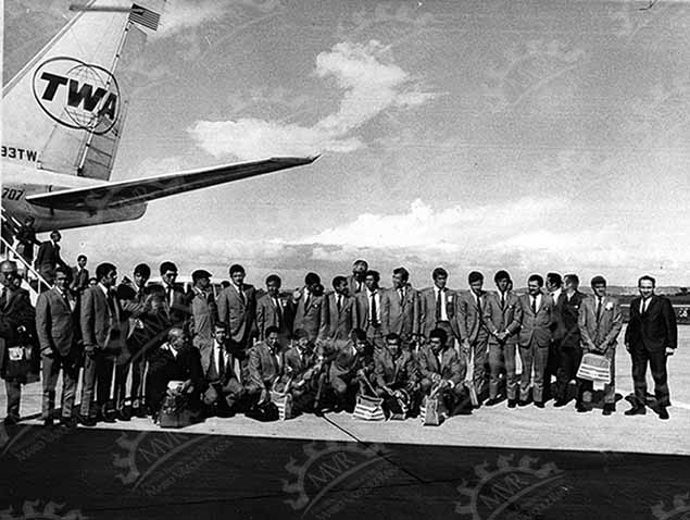 México 1970 - Selección mexicana debajo de avión